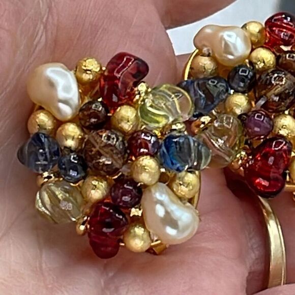 Vintage Liz Claiborne clip beaded faux pearl earrings - Picture 6 of 10